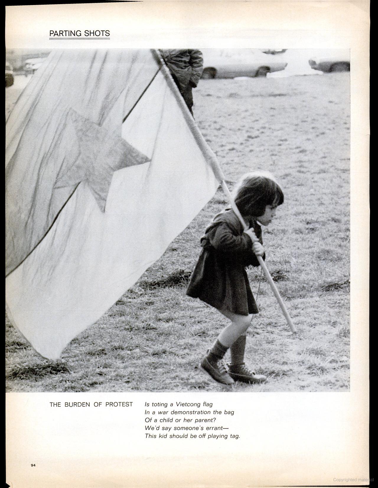 Em bé Mỹ cầm cờ Mặt trận Dân tộc Giải phóng miền Nam Việt Nam